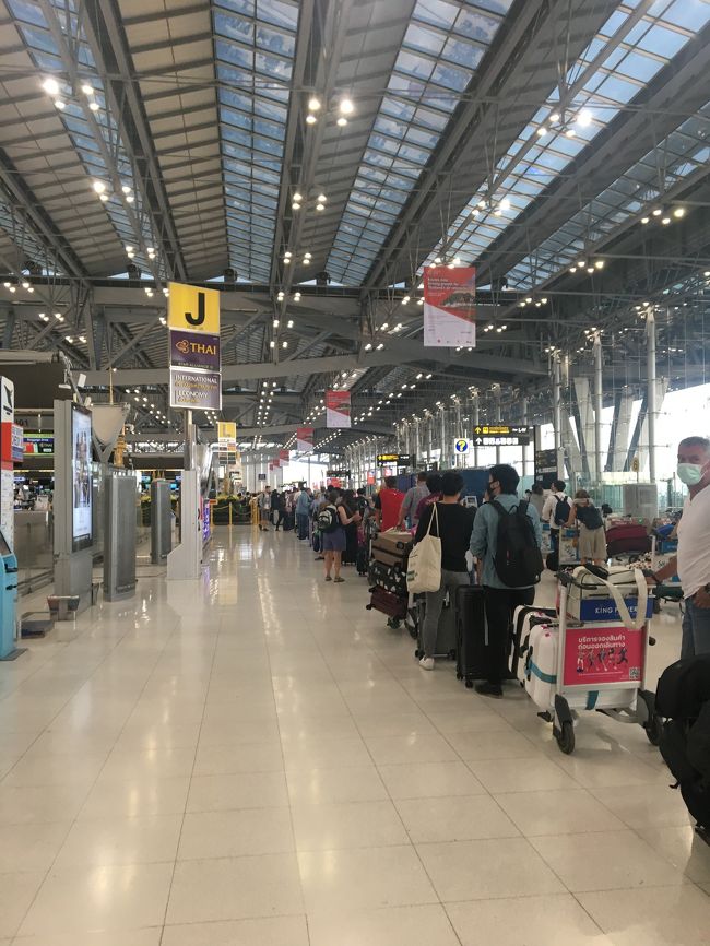 ここ最近の感染者の爆発的増加を受け、26日にプラユット首相から非常事態宣言が出されると言う事で急遽帰国を決めた。