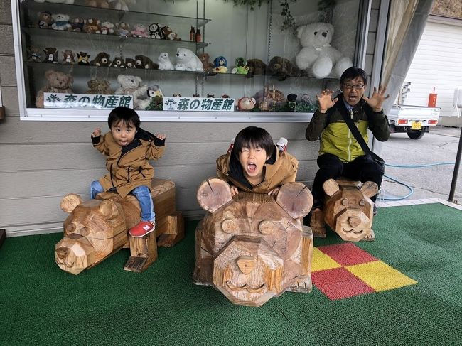 2019.12.1<br />下呂温泉小川屋を出発するときも予定が立っていない(笑)<br />旅経験の少ない長女夫婦に任せてはみたものの思った通り今日の予定は立っていないらしい(笑)<br />それならと世界遺産茅葺民家の白川郷はどうかと勧めるもサッサカサと子供が喜びそうなところを検索し平湯にクマ牧場があることを突き止める。<br /><br />自分の行き当たりばったりと彼女たちの行き当たりばったり旅はかなり質が違うようだ(笑)