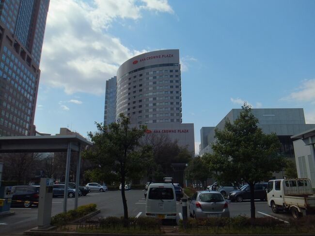 3月はシンガポールに行く予定だったのですがコロナの影響でキャンセルしました。<br /><br />未消化の休暇があり予定が空いてしまったので、3週間前に初めてANA旅作で国内旅行・金沢を申し込んでみました。<br /><br />「スタンダードダブル(17.3平米)、朝食付、1部屋につき1500マイル付」です。<br />航空券、税金込で一人24200円のお得なフリーツアーでした。<br /><br />兼六園のガイドさんから伺ったのですが、コロナで旅行客自体は減ってはいるのですがそれよりも顕著なのは客層ががらりと変わったことだそうです。<br />(中国人と日本人の高齢者→日本人の若者へ)<br />確かに20代前半と思しき男性、女性のグループやカップルがたくさんいました。<br /><br />ツアーでもアンバサダー会員の恩恵があるかどうかについても記したいと<br />思います。グルメ中心です。<br /><br />行き NH751 羽田 8:40→小松9:45<br />帰り NH758 小松18:35→羽田19:45<br /><br />ホテル ANAクラウンプラザホテル金沢<br /><br />