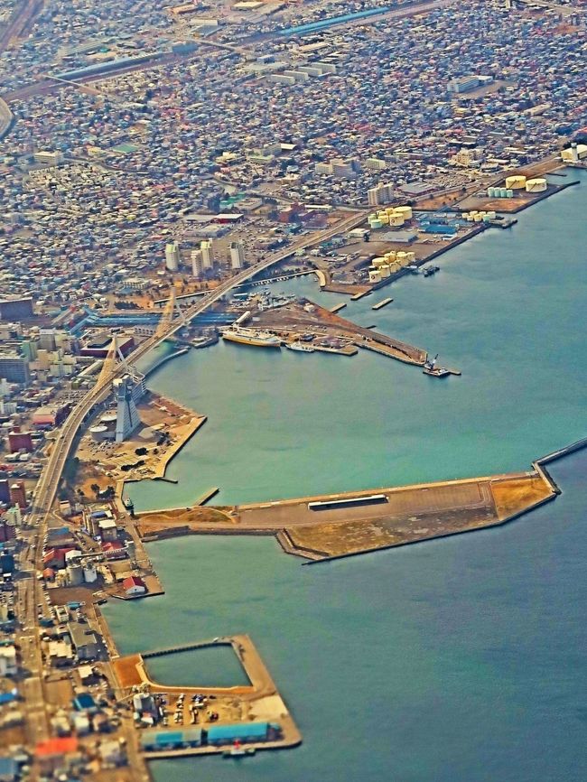 青森港(あおもりこう)は、青森市に位置する港湾。港湾管理者は青森県。港湾法上の重要港湾、港則法上の特定港に指定されている。 <br />陸奥湾の最奥部に位置する、波浪の少ない天然の良港である。江戸時代初期に弘前藩により港が開かれ、その後江戸時代を通じて藩の商港として栄えた。明治後期以降は1908年(明治41年)の青函連絡船の就航により本州と北海道を結ぶ港として位置付けられ、1988年(昭和63年)の青函連絡船運航終了まで鉄道輸送と船舶輸送の結節点として位置し続けた。しかし、国鉄による青函連絡船が運航終了した今日もなお、北海道と本州を結ぶフェリーの発着地としての重要性は衰えておらず、青森港の取扱量の大部分をフェリーによる車両の移出入が占める。現在はクルーズ客船の寄港が多く、2016年(平成28年)は年間20回(9隻)が寄港している。 <br />一帯はみなとオアシスに登録していて、青函連絡船メモリアルシップ八甲田丸を中心施設とするみなとオアシスあおもりとして観光拠点ともなっている。また青森マリーナはあおもり海の駅として海の駅にも登録されている。<br />(フリー百科事典『ウィキペディア(Wikipedia)』 より引用)<br /><br />青森空港は、青森県青森市にある地方管理空港である。 青森市中心部から南方に約10キロメートル(バスで約35分)の標高198メートルの山腹に位置する、本州最北端の空港である。 <br />1964年(昭和39年)11月5日開港。1987年(昭和62年)にターミナルビルを現在の位置に移転。何度かターミナルビルの増床や滑走路の延伸が実施されている。2010年12月、東北新幹線が新青森駅まで延伸された後は、年間利用者80万人台で推移している。<br />国内空港の中でも屈指の雪の多さに悩まされているが、管理する青森県は2013年、作業スピードの早さから「日本一」との呼び声もある空港除雪隊を「ホワイトインパルス」と命名し、インターネットなどを活用してPRに力を入れている。<br />(フリー百科事典『ウィキペディア(Wikipedia)』 より引用)<br /><br />青森空港 については・・<br />https://www.aomori-airport.co.jp/<br /><br />みちのくの絶景と青森の名湯・伝統芸能 酸ヶ湯温泉と五能線・鶴の舞橋 3日間 クラブツーリズム <br />1日目 3月17日(火) <br />羽田空港(13:15発)-日本航空145便- (14:35着)青森空港--<ホテル無料送迎バス/約40分>--南田温泉(泊) <br />宿泊:津軽南田温泉・ホテルアップルランド<br />津軽南田温泉・ホテルアップルランド については・・<br />http://www.apple-land.co.jp/<br />