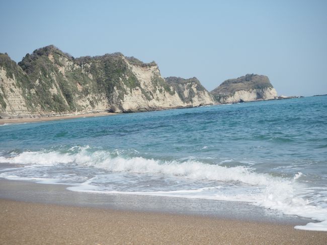 久しぶりに御宿の長浜海岸まで行ってきました。近所なのでウオーキングで行けるのですが、穏やかで晴れた日が続いて、干潮でという条件はあまりないのでかなり久しぶりです。大波月海岸もいいところなのでついでに載せます。<br /><br />ここは危険がどうしても伴うので自己責任で行く場所です。携帯電話の電波も通じません。<br /><br />御宿の大好きな海岸もついでに載せます。