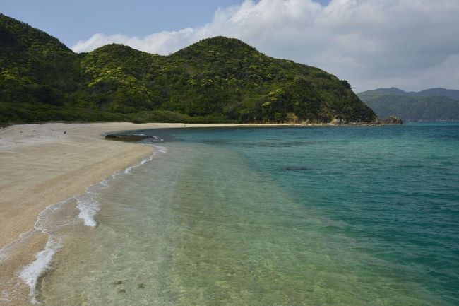 中学生の時に新聞で読んだ十島汽船、ピーチの奄美大島就航で４０年の歳月が流れ乗船機会に恵まれました。<br />昨日の雨を取り返すべく、早起きして加計呂麻島を訪問しました。<br /><br />【行程表】<br />・３月１９日（木）：<br />　関西空港発１３時２５分（ＭＭ１９７）→鹿児島空港着１４時４０分<br />　東横イン鹿児島中央東口泊<br />・３月２０日（金）：<br />　桜島など観光<br />　鹿児島港２３時発（乗船は２１時から、十島フェリー）→<br />　名瀬港着１４時４５分<br />　船中泊<br />・３月２１日（土）：<br />　Guest house Halemakana泊<br />・３月２２日（日）：雨<br />　奄美大島観光<br />　Guest house Halemakana泊<br />・３月２３日（月）：<br />　加計呂麻島観光<br />　奄美古仁屋港８時１０分発→加計呂麻生間港８時３０分着<br />　加計呂麻瀬相港１８時５分発→奄美古仁屋港１８時３０分着<br />　Guest house Halemakana泊<br />・３月２４日（火）：<br />　奄美大島空港発１６時４５分（ＭＭ２０６）→関西空港着１８時１５分