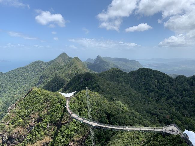 2日目は朝からランカウイの自然が一望できるスカイブリッジに訪れました。ケーブルカーで山頂まで登ることができ、追加料金を払うと大きなガラス張りのケーブルカーで、眼下にランカウイの壮大な自然を見下ろすことができます。<br /><br />ケーブルカーの後は、チェナンビーチに立ち寄り、海を眺めながらゆっくりしました。