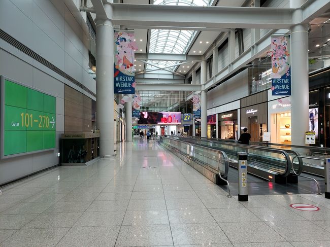 2;月末のソウル旅行です。<br /><br />この時期に韓国に行ったの!?と思われる方もいらっしゃるかと思いますが、2月の頃の日本って、新型コロナに感染しても、日本だったら大丈夫って思っている方がまだまだ多い頃だったのではないでしょうか。<br />かく言う私達も、十分注意はするけれども大丈夫だろうと思っていました。<br /><br />と言うわけで、イースター航空が片道600円という驚きの値段を出してきたので、ちょうど土日曜日という事もあり夫と二人で行く事に。<br />ただ、韓国は大邱が大量感染者を出している時なので、移動の極力少ないソウル駅周辺のホテルを予約しました。<br /><br />この旅行は、今までで一番何もしない韓国旅行になりました。<br />