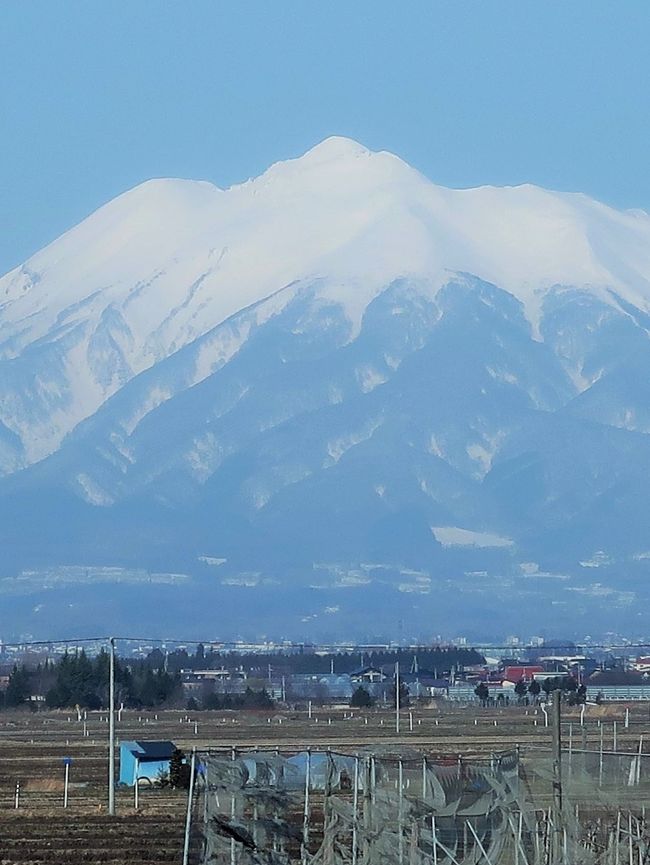 岩木山(いわきさん)は青森県弘前市および西津軽郡鰺ヶ沢町に位置する火山である。標高は1,625 mで、青森県の最高峰である。日本百名山および新日本百名山に選定されている。その山容から津軽富士とも呼ばれるほか、「お岩木やま」あるいは「お岩木様」とも呼ばれる。 <br /><br />岩木山は円錐形の成層火山で、山頂は三つの峰にわかれており、弘前側からみた右が巌鬼山(岩鬼山)、左が鳥海山とされるが、これらは火山活動により生じた外輪山の一部である。三峰の中心にある岩木山は、鐘状型の中央火口丘であり、山頂に一等三角点が設置されている。なお、岩木山の地質は安山岩からなる。 比較的新しい火山のため、高山帯と広葉樹林帯の間に針葉樹林帯が見られず、ダケカンバがそのまま矮小化していく特異な光景が見られる。 <br />富士山と同様に、古くから山岳信仰の対象とされ、山頂には岩木山神社の奥宮が置かれた。山域は1975年に、津軽国定公園に指定され、南麓に広がる2,587 haの高原は青森県の岩木高原県立自然公園に指定されている。<br />(フリー百科事典『ウィキペディア(Wikipedia)』 より引用<br /><br />岩木山 については・・<br />http://www.iwakisan.com/<br />https://www.yamakei-online.com/yamanavi/yama.php?yama_id=174<br /><br />津軽とは、青森県西半部の呼称。かつての陸奥国の一部で,戦国時代以後津軽氏が領有。江戸時代には弘前,黒石の2藩に分かれた。<br />https://kotobank.jp/word/%E6%B4%A5%E8%BB%BD-99067 より引用<br /><br />みちのくの絶景と青森の名湯・伝統芸能 酸ヶ湯温泉と五能線・鶴の舞橋 3日間 クラブツーリズム <br />3日目 3月19日(木) <br />大鰐温泉--【移動:約50分】-黒石(こみせ通りを散策)【滞在:約40分】--【移動:約20分】--【移動:約30分】--(昼:弁当) --酸ヶ湯温泉(東北を代表する秘湯)【滞在:約50分】--津軽伝承工芸館【滞在:約40分】--【移動:約60分】-青森空港(15:15発)- -日本航空146便--羽田空港(16:40着) <br />