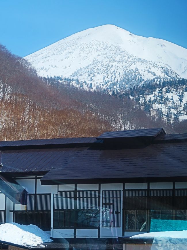 八甲田山(はっこうださん)は、青森市の南側にそびえる複数火山の総称で日本百名山の一つ。「八甲田山」と名がついた単独峰は存在せず、18の成層火山や溶岩円頂丘で構成される火山群である。 <br />青森県のほぼ中央に位置し、約20km南には十和田湖が位置する。東北地方の脊梁奥羽山脈の北端である。八甲田山系は八甲田大岳(「岩木山」1,625mに次ぐ、標高1,585m)を盟主として南北2群の火山よりなり、その中間に睡蓮沼を含む湿原地帯がある。 命名の由来について「新撰陸奥国志」によれば、八の(たくさんの)甲(たて)状の峰と山上に多くの田代(湿原)があるからという。 <br />1600mに満たない山地ではあるが、青森県を東西に二分し、それぞれの気候の特徴に大きな影響を与えている。夏季は北東からの季節風「やませ」が吹き込み、青森県の太平洋側は濃霧・冷害に見舞われる。対して八甲田山の西側は優良な稲作地帯である。冬季は北西の季節風が吹き、津軽地方に雪をもたらす。一方、八甲田山の東側は晴天率が高く降雪も少ない。夏冬いずれも、八甲田山によるフェーン現象であると考えられている。 <br />(フリー百科事典『ウィキペディア(Wikipedia)』 より引用)<br /><br />城ヶ倉大橋 じょうがくらおおはし<br />上路式アーチ橋では、アーチ支間長が255mと日本一の長さです。<br />平成7年10月27日に開通し、「津軽」と「南部」を結ぶ橋として大きな役割をしています。また、十和田八幡平国立公園内有数の景勝地である城ヶ倉渓流を眼下に見下ろすことができ、車を降りて、景色を楽しむことができます。紅葉の頃は、360度紅葉を楽しめます。 <br />住所青森市荒川南荒川山<br />https://www.aptinet.jp/Detail_display_00000130.html より引用<br /><br />津軽とは、青森県西半部の呼称。かつての陸奥国の一部で,戦国時代以後津軽氏が領有。江戸時代には弘前,黒石の2藩に分かれた。<br />https://kotobank.jp/word/%E6%B4%A5%E8%BB%BD-99067 より引用<br /><br />みちのくの絶景と青森の名湯・伝統芸能 酸ヶ湯温泉と五能線・鶴の舞橋 3日間 クラブツーリズム <br />3日目 3月19日(木) <br />大鰐温泉--【移動:約50分】-黒石(こみせ通りを散策)【滞在:約40分】--【移動:約20分】--【移動:約30分】--(昼:弁当) --酸ヶ湯温泉(東北を代表する秘湯)【滞在:約50分】--津軽伝承工芸館【滞在:約40分】--【移動:約60分】-青森空港(15:15発)- -日本航空146便--羽田空港(16:40着) <br />
