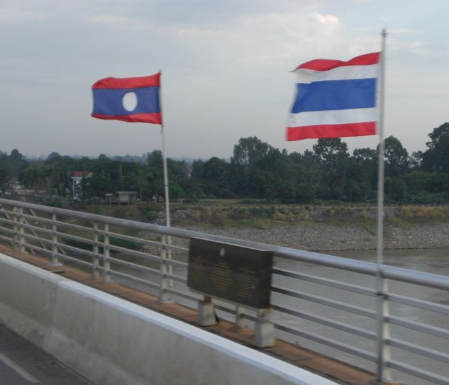 タイとラオスの国境の街ノンカイを訪れました。多くの思い出が残った街です。<br /><br />ノンカイは、タイとラオスの国境の町で、メコン川の南側に位置する都市です。<br />鉄道やバス等の交通機関の中枢です。<br />また国道２号線を始めとして、道路交通網が発達しています。<br /><br />文化的には、タイ文化とラオスを経由したフランス文化も目にすることができます。<br /><br />ノンカイでの思い出として印象に残っているのは、<br />１　仏教寺院の存在<br />２　メコン川の水産物を始めとする近郊の物産を商う市場<br />３　鉄道、バス等の交通機関<br />等が、挙げられます。<br /><br />中国のラオスを経由しての鉄道建設等に見られる南下政策の現実に対して、ノンカイの状況に注目して行くことも重要だと認識しています。<br />