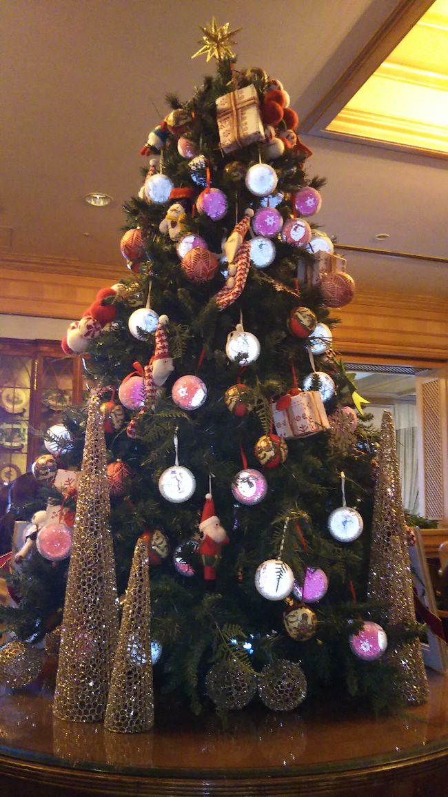 クリスマス飾り付けが素敵な椿山荘に宿泊しました。<br />王道のグルメと丁寧なルームサービス ここでしかいただけないメープルロールケーキに大満足。<br />就寝前に、娘が 宅急便にコンタクトケースを積めて送ってしまったと大騒ぎ。 夜中、雨の中 コンビニ探しに出掛ける事に。<br />コンビニの場所を尋ねようとデスクに電話し事情を話すと「ございます。お部屋にお届けします。」<br />正に 地獄に仏でした。<br />お客様のご不便のないように置かれてるとのこと。<br />椿山荘のおもてなしの精神に敬服しました。<br /><br />