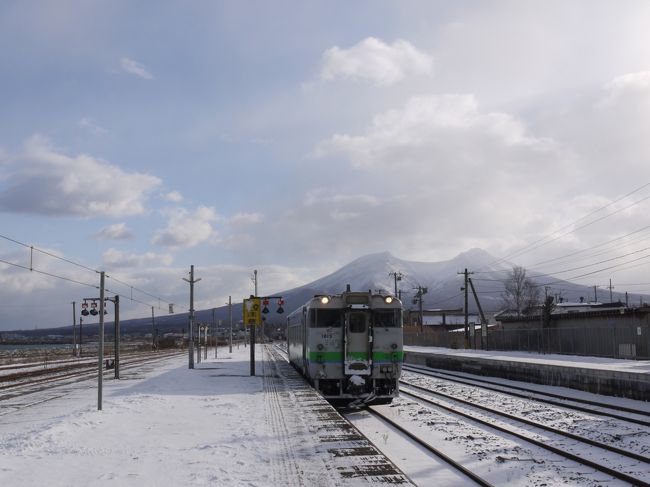 【あけましておめでとうございます】<br />・やっと旅行記上ではここから2020年です。<br />・本年もどうぞよろしくお願いします＾＾<br />ーーーーーーーーーーーーーーーーーーーーーーーーー<br />2019年の年末年始はうまくいけば10連休にできる！<br />しかもこの時期はお得なきっぷも使える！<br /><br />ってことで鉄道で【日本縦断】することにした。<br /><br />〇おおまかなルート〇<br />　26日　仕事後→佐世保（佐世保）<br />　27日　佐世保→西大山→枕崎（枕崎）<br />　28日　枕崎→下関（下関）<br />　29日　下関→福知山（福知山）<br />　30日　福知山→新潟（新潟）<br />　31日　新潟→函館（函館で年越し）<br />★１日 　函館→旭川（旭川）<br />　２日 　旭川→稚内→旭川（旭川）<br />　３日　 旭川→川湯温泉（やっと温泉泊）<br />　４日　 川湯温泉→東根室＆根室（根室）<br />　５日　 根室→大阪　ただいまー・・・<br />　※（〇〇）は宿泊地<br />　※この旅行記は★のところの前半です。<br /><br />〇この旅をするにあたってのマイルール〇<br />1：最〇端の目的地では必ず下車＆乗車すること。<br />2：使う路線はJRに限定しない。<br />3：使う切符は『青春18きっぷ』に限定しない。<br />4：ただしできるだけ鈍行を使うこと。<br />・天候や運休などやむを得ない場合は特急・新幹線も使用可。<br />・そもそも鈍行の無い（極端に少ない）区間は特急の使用可。<br />ーーーーーーーーーーーーーーーーーーーーーーーー<br /><br />12/26の仕事終わりに佐世保まで向かうところからスタートした旅もついに年が明けて2020年元日！旅の舞台は北海道まで来た(・∀・)ｖ<br />日本縦断は6日目。<br /><br />さぁ・・・こっからですよ。<br />北海道は本州、九州よりも本数が激減するからね～<br />特急に乗れば結構広範囲いけるけど、鈍行だけってなるとなかなか進まない。でも、北海道ではできるだけ特急に頼りたくない！<br />ここでも変なこだわり発揮して鈍行（快速含む）だけで最北端と最東端の2か所を目指すことに決定。(´ー｀)<br /><br />今日は旭川まで行くつもり。<br />ほな北海道編、スタート＝З<br />