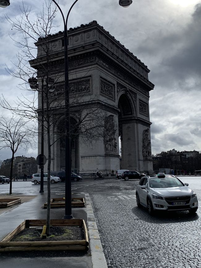 あるアーティストのライブ参戦が主目的でフランスに行きました。基本はパリでモンサンミッシェルには1泊だけ。全て個人手配。ツアー無し。<br /><br />【エアライン】エティハド航空<br />【経路】成田~アブダビ~パリ(CDG)<br /><br />【日程】<br />2/23 17:00 成田出発<br />2/24 7:10 パリCDG空港着<br />2/27~28 モンサンミッシェル<br />2/28夕方~<br />3/5 10:10 パリCDG空港発<br />3/6 12:30 成田着<br /><br />10~20分ほどの多少の遅れはあったと思いますがだいたい定刻通りの発着でした。<br /><br />パリ滞在で一番恐れていたスリにも結局遭わずに済みました。