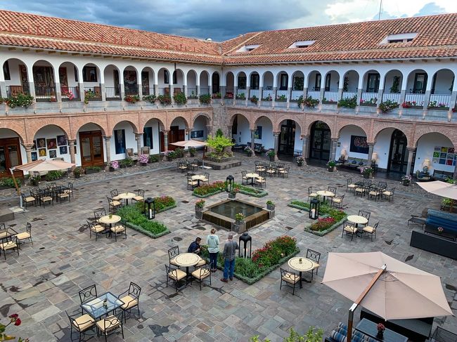 ハネムーンでペルー・ボリビア・メキシコへ行ってきました!<br />壮大な景色といろんな人に出会い、500%詰め込みまくった旅行です。<br /><br />★★★<br />リマを出発し、クスコを経てマチュピチュ村へ。<br />クスコではSIMを手に入れ、ホテルに荷物を置き、コレクティーボでオリャンタイタンボまで。<br />そこからのペルーレイルが圧巻!テンション、ブチ上がっていよいよマチュピチュ村入りします。<br />★★★<br /><br />その後、聖なる谷ウルバンバとクスコをめぐり、ボリビアの首都・ラパスを経て、この旅の一番の目的ウユニ塩湖へ!ウユニ塩湖ではウェディングフォトを。<br />最後はカンクンでちょっとだけリゾートを感じて<br />そんな高低差4000メートル、気温差30度(多分)の14日間<br /><br />マチュピチュへ行ってきた!中南米旅行その1【梓旅】<br />https://www.youtube.com/watch?v=zbnKXb_0y_w&t=4s<br /><br /><br />★旅のざっくりレビュー<br />1月13日 成田→メキシコシティ→リマ<br /> 14日 リマ→クスコ→ペルーレイル→マチュピチュ村 ★★<br /> 15日 いざ、マチュピチュへ!<br /> 16日 クスコ周辺(モライ遺跡、ラマスの塩田、チェンチェーロ遺跡)<br /> 17日 ラパス<br /> 18日 ウユニへ!塩のホテル「ルナ・サラダ」に宿泊<br /> 19日 ウユニ2日目。ウェディングフォト撮りました。<br /> 20日 ウユニ3日目。スターライトとサンライズツアーに参加。<br /> 21日 ラパスに戻り、トランジットの合間に「月の谷」へ。<br /> 22日 リマ→メキシコシティ→カンクン<br /> 23日 カンクンで「グランセノーテ」へ。<br /> 24日 カンクンは「ハイアット・ジーヴァ」に宿泊<br /> 25ー26日 カンクン→成田<br />