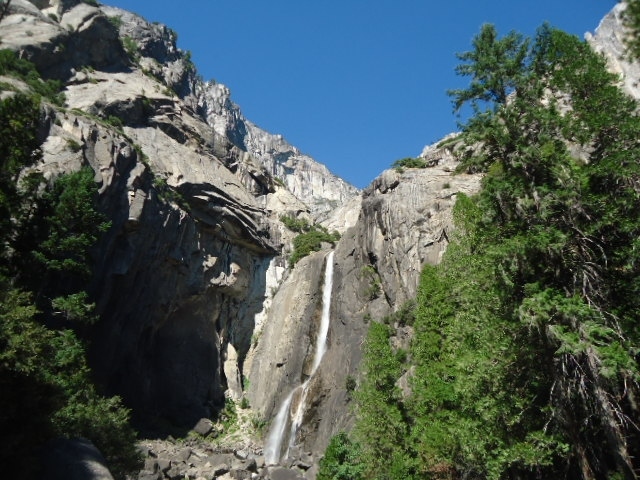 ヨセミテ国立公園でヨセミテの名の付くこの滝は、期待通りに素晴らしい滝でした。