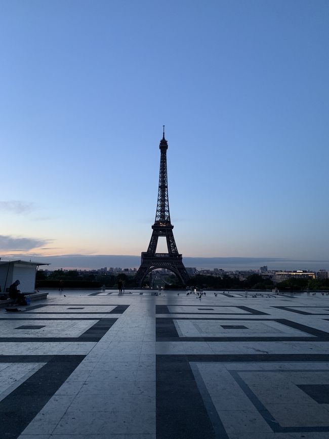母とは、ヘルシンキの空港でお別れし<br />私は1人パリへ旅立ちました。<br />パリに行くのはもう10回を超えてるんじゃないでしょうか。<br />そんなに訪れても、また歩きたいあの景色。<br /><br />王道の観光地を回るというより、<br />ただ街を歩きまくって、街並みを楽しんだ。<br />そんな旅行でした。