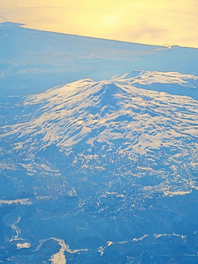 <br /><br />鳥海山（ちょうかいさん）は、山形県と秋田県に跨がる標高2,236mの活火山。山頂に雪が積もった姿が富士山に類似しているため、出羽富士、秋田富士、庄内富士とも呼ばれている。鳥海国定公園に属する。2009年（平成21年）に国史跡「鳥海山」として指定された。 <br /><br />山体は山形県の飽海郡遊佐町・酒田市と秋田県の由利本荘市・にかほ市の4市町に跨がるが、山頂は遊佐町に位置し、山形県の最高峰である。東北地方では燧ヶ岳（標高2,356m）に次いで2番目に標高が高く、中腹には秋田県の最高地点（標高1,775m）がある。山頂からは、北方に白神山地や岩手山、南方に佐渡島、東方に太平洋を臨むことができる。 <br /><br />山の南側には夏、「心」の字の形に雪が残る「心字雪渓」がある。山頂付近には夏場も融けない万年雪（小氷河）や、カール地形が存在する。<br />鳥海山は日本海に裾野を浸した秀麗な山容を持ち、多くの噴火によって畏れられ古くから山岳信仰の対象となった。豊富な湧水は山麓に農耕の恵みをもたらした。中世後期以来、徐々に修験道の修行場となり、鳥海山大権現、本地は薬師如来として崇拝された。<br />（フリー百科事典『ウィキペディア（Wikipedia）』より引用）<br /><br />巡航速度とは、航空機や船舶、車両などの速度で、燃料の消費効率が最も良い状態で移動（巡航）できる値。通常時の移動に用いられる、経済速度。 （フリー百科事典『ウィキペディア（Wikipedia）』より引用）<br /><br />みちのくの絶景と青森の名湯・伝統芸能　酸ヶ湯温泉と五能線・鶴の舞橋　３日間　　　クラブツーリズム　<br />3日目　3月19日(木) <br />大鰐温泉--【移動:約50分】-黒石(こみせ通りを散策)【滞在:約40分】--【移動:約20分】--【移動:約30分】--酸ヶ湯温泉(東北を代表する秘湯)【滞在:約50分】--津軽伝承工芸館【滞在:約40分】--【移動:約60分】-青森空港(15：15発)- -日本航空146便--羽田空港(16：40着) <br />