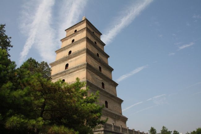 「シルクロード」紀元前2世紀頃からおよそ1000年に渡って国際的な交易や文化の交流が行われ、古代の中国と西洋を結んだ交易路。西洋へは絹が,中国へは羊毛,金,銀, ネストリウス派キリスト教(景教)などがもたらされました。2014年、中国の長安(現・西安)や洛陽から敦煌を経て中央アジアに至る全長約8700 キロメートルのルートがユネスコの世界文化遺産に登録されました。「西安」西周が初めてここに都を定めたのは紀元前11世紀のことで、以来、秦・漢・ 隋・唐など13の王朝がこの地を都としてきました。その間およそ2000年。 西安は、古都と呼ぶにふさわしい歴史を持ち、シルクロードの起点でもあります。西安-1では「大雁塔」、「明代城壁」、「青龍寺」、その他の記事です。