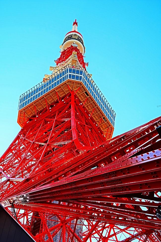 東京タワー（Tokyo Tower）は、東京都港区芝公園にある総合電波塔の愛称である。正式名称は日本電波塔。創設者は前田久吉。1958年12月23日竣工。東京のシンボル・観光名所として知られる。<br />日本の「塔博士」とも称される内藤多仲らによって設計された。高さは333メートルと広報されており（海抜351メートル）、塔脚の間隔は88.0メートル。総工費約30億円、1年半と延べ21万9,335人の人員を要して完成した。地上125メートル（海抜約150メートル）と223.55メートル（海抜約250メートル）に展望台を有したトラス構造の電波塔である。<br /><br />東京湾からの潮風による腐食の防止とインターナショナルオレンジの白化現象が目立ち美観を保つ上でほぼ5年に1度の周期で約1年かけて外観塗装を補修しており、1970年以降は平岩塗装が一貫して請け負っている。 <br />まずケレン落としと呼ばれる下作業をして下塗り、中塗り、上塗りと3工程が行われるがこれは全てハケを使い人の手によって塗られる。総塗装面積94,000m2に使うペンキの量は34,000リットルとなり、延べ約4200人が作業に当たる。塗料の性能向上により、今後は塗り替えが7年周期に延長される予定である。 <br />（フリー百科事典『ウィキペディア（Wikipedia）』より引用）<br /><br />東京タワー　私たちの塗装技術の結晶です<br />晴れた日には、東京のかなり遠くの街からでも、東京タワーは、よく見えます。青空をバックに、くっきりと立つその姿は、日本の首都・東京のシンボルとして、もうすっかりおなじみです。<br />でも、ご存知でしょうか。鉄で出来ている東京タワーは、その塗装を5～7年に一度、塗り替えをしているのです。その塗り替えを施工しているのが、私たち平岩塗装。<br /> 激しい風雨や、大都会の煤塵などの過酷な状況に耐え、日本の首都・東京のシンボルとして、美しく、そして凛々しい姿を保つため、私たちの塗装技術がいかされているのです。私たち平岩塗装は、塗装の高い技術を通じて、社会に心の豊かさを実現したいと願っています。 晴れた日には、よく見えます。私たちの心と技術。<br />https://www.hiraiwa-toso.co.jp/　より引用<br /><br />平岩塗装・竹中工務店　については・・<br />https://www.kaisyahakken.metro.tokyo.lg.jp/company/hiraiwa/<br />https://www.takenaka.co.jp/solution/needs/repair/service07/index.html<br />