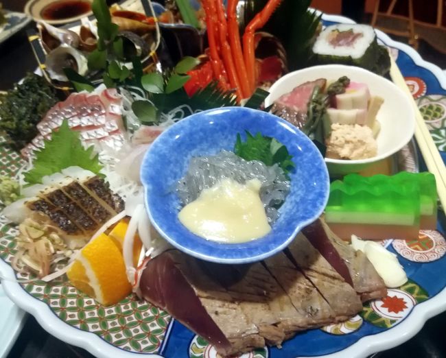 明石大橋~室戸岬~黒潮・土佐CC~足摺岬~竜串~松山~しまなみ海道を、4泊5日で走ってきました。<br /> <br /> この「その1」には、自宅~新名神~明石大橋~淡路島~鳴門大橋~徳島~国道55号~室戸岬~高知泊~黒潮CC~高知~土佐CCの、ドライブ&ゴルフのようすを記しています。<br /><br /> 上の表紙写真は、高知「土佐料理 司本店」の皿鉢料理(2人前)。