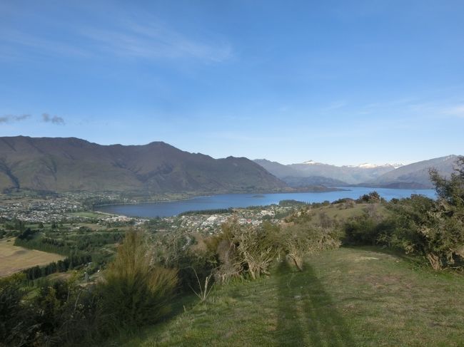 マウントアイアンは、ワナカ市内やワナカ湖畔から眺められる、いわば「地元」の山。標高が545mと低めなので、昼間や夕方に登ると暑いよな？てなわけで、早朝に登ってみました。７時前にスタートしたので、空気は涼しく快適。土曜日ってこともあり、飼い犬を連れた地元の人と思しき人達もいっぱい登っていました。まさに「地元」密着の山を実感。山頂は360度眺望、ワナカ湖や周囲の山を眺め大満足で下山しました。<br /><br />□ 12/27 成田→シンガポール→　　　　　　　　機内泊<br />□ 12/28 →クライストチャーチ　　　　　トワイゼル泊<br />□ 12/29 マウントクック　　　　　　　　トワイゼル泊<br />□ 12/30 クロムウェル、ワイナリー　　クロムウェル泊<br />□ 12/31 クイーンズタウン、アロウタウン　テアナウ泊<br />□  1/ 1 ミルフォードサウンド　 　　　　  　テアナウ泊<br />□  1/ 2 テアナウ→ワナカ　　　　　　　　　 ワナカ泊<br />□  1/ 3 ロッキーマウンテン、ワナカ観光　　 ワナカ泊<br />■  1/ 4 ワナカから移動　　　　 クライストチャーチ泊<br />□  1/ 5 クライストチャーチ→シンガポール→　 機内泊<br />□  1/ 6 →羽田<br /><br />■：当ページの旅行記で記述している部分です。<br /><br />この旅行の初回からご覧になりたい方は、こちらをどうぞ<br />https://4travel.jp/travelogue/11585051<br /><br />