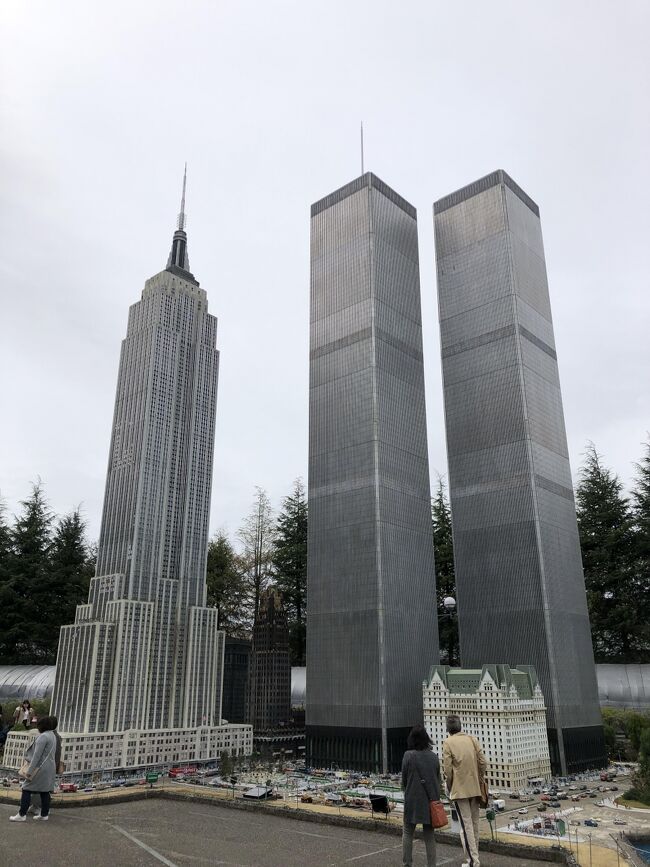2020年2月ダイヤモンド・プリンセス号乗客の感染拡大が報じられ、対岸の火事と思われていた新型コロナウイルスが日本に迫りつつあることを感じ始めた時期でした。<br />2月27日、安倍首相は3月2日からの臨時休校を要請、先行き不安な状況となりました。海外旅行は当分行けそうもなく、国内旅行でさえ難しくなりそうな状況でした。<br />以前貰った割引券が手元に残っていた私は、気分だけでも海外旅行と思い、栃木県日光市鬼怒川温泉にある東武ワールドスクウェアに行ってきました。<br />平成5年に開園した東武ワールドスクウェアのキャッチコピーは「一日でめぐる世界旅行」、面積は7.65平方キロメートルと東京ディズニーリゾートの約3.8倍もあり、100以上の有名な建築物が1/25サイズで作られていて見応えがあります。表紙の写真は、ワールド・トレード・センターのツインタワービルですが、観光客の方と大きさを比べてください。1/25サイズでもとても大きいです。<br />子供達が小さいときは何度も行ってましたが、今回久しぶりに訪問しました。<br />それにしても、当時は一年後もコロナ感染が蔓延しているとは思ってもいませんでした。