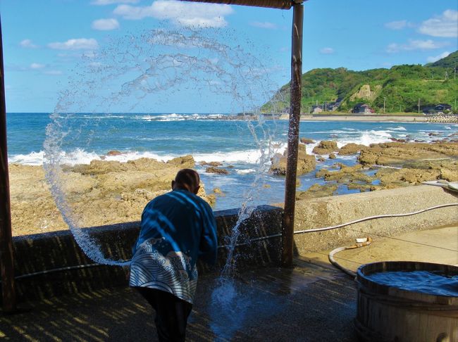 2泊3日で能登半島を一周するツアーに参加しました。<br />古民家の食事処「庄屋の館」でランチした後、直ぐ近くの「すず塩田村」に行きました。<br />「禄剛埼灯台」に向かう途中に車窓から見た「ゴジラ岩」は予想外に小さなものでした。 <br /><br />旅行2日目 2019/9/19(木)<br />【本日の全行程】<br />輪島朝市 ⇒ 白米千枚田 ⇒ 福ヶ穴 ⇒ 「庄屋の館」でランチ ⇒ 垂水の滝 ⇒ すず塩田村 ⇒ ゴジラ岩 ⇒ 禄剛埼灯台 ⇒ 聖域の岬 ⇒ 須須神社 ⇒ 古民家レストラン「典座」で夕食⇒ 見附島ライトアップ ⇒ ロイヤルホテル能登連泊<br />