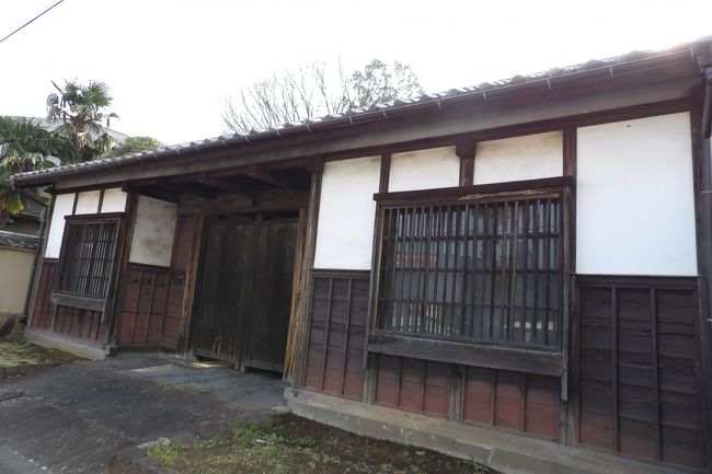 　井細田駅横の踏切を渡り、八幡神社を過ぎるとバス通り（国道255号線）と交差し、この交差点を右折して国道255号線を進むと、長い塀が続くお屋敷があり、長屋門が建っている。この辺りのお宅には「中戸川」の名札が掛かっており、中戸川家本家の長屋門なのかも知れない。<br />　こうした長屋門が国道255号線沿いにあるということは、この国道は昔からの街道であったのだろう。それにしても、小田原市内にある長屋門はWebなどには掲載されておらず、首都圏では考えられないことだ。<br />（表紙写真は国道255号線沿いにある長屋門）