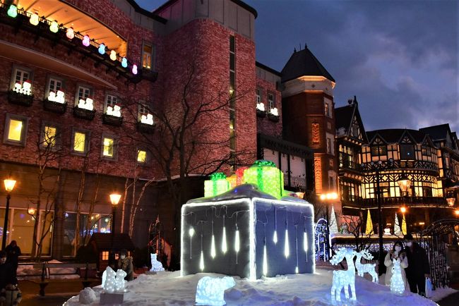 さっぽろ雪まつりが昨日終わり、今日は札幌市内の観光スポットを訪ねます。<br /><br />真駒内滝野霊園には、巨大なモアイ像が33体並び、雪山から頭だけ見える頭大仏があり、墓参り客だけでなく観光客も大勢訪れるようになりました。<br /><br />クラーク像で有名な羊ヶ丘展望台にほど近い豊平区西岡地区は南北に細長い台地で、昭和28年に建てられたレンガ造りの「旧沼田家りんご倉庫」、明治42年に造られた六角錐型の「旧西岡水源池取水塔」があり、いずれも国の登録有形文化財になっています。<br /><br />西区宮の沢にある「白い恋人パーク」は、「白い恋人」などの製造ラインが見学でき、石屋オリジナルスイーツが味わえ、お菓子作りが体験でき、夜にはイルミネーションが彩ります。<br />ラング・ド・シャ（クッキー）でチョコレートを挟んだ「白い恋人」は、昭和51年（1976）に発売開始し、北海道を代表する人気商品に成長。<br />「白い恋人パーク」は平成7年（1995）に開業し（当初は「チョコレートファクトリー」）、観光バスの立ち寄るテーマパークになっています。<br /><br />なお、旅行記は下記資料を参考にしました。<br />・真駒内滝野霊園HP<br />・仏像ドットコム「四天王像（仏像事典写真画像付き）」<br />・札幌市「真駒内地域」「旧沼田家りんご倉庫」「旧西岡水源池取水塔」<br />・道新りんご新聞「北海道を農業王国にしたレンガの積み方とは？」<br />・国指定文化財等データベース「沼田家住宅旧第二りんご倉庫」<br />・さんろくさんのブログ、職人の遺した仕事「レンガ積み職人が遺した建造物～北海道編 (Ⅰ)手塩にかけたリンゴを厳寒の低温から守った小端積み倉庫(札幌市)」<br />・発光大王堂、家紋「丸に剣片喰」<br />・文化遺産オンライン「旧西岡水源池取水塔」<br />・白い恋人パークHP<br />・乗換案内のジョルダン「白い恋人パークイルミネーション 2019-2020」<br />・ウォーカープラス「白い恋人パークイルミネーション 2019-2020」<br />・ウィキペディア「真駒内滝野霊園」「ストーンヘンジ」「西岡（札幌市）」「白い恋人」<br />