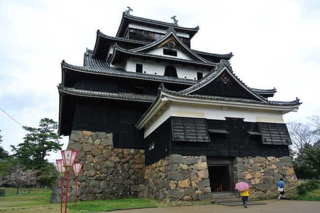 2020年3月25日~3月29日,兼ねてから妻と相談していた出雲大社へ30年越しのお礼参りと出雲を周遊する4泊5日の旅へ出かけてきました.<br />三日目(3/27)は出雲市からJR線で松江へ行き,国宝の松江城を訪ねました.その後,小泉八雲記念館と八重垣神社を訪ねました.八重垣神社の鏡の池で「縁結び占い」をやってきました.<br /><br />■スケジュール<br />↓3月25日 FDA直行便で仙台→出雲へ移動<br />↓3月26日 出雲大社へお礼参り<br />●3月27日 松江城と小泉八雲記念館と八重垣神社を訪ねる<br /> 3月28日 世界遺産石見銀山を訪ねる<br /> 3月29日 FDA直行便で出雲→仙台へ戻る<br /><br />拙い旅行記ですがご笑覧いただければ幸いです.