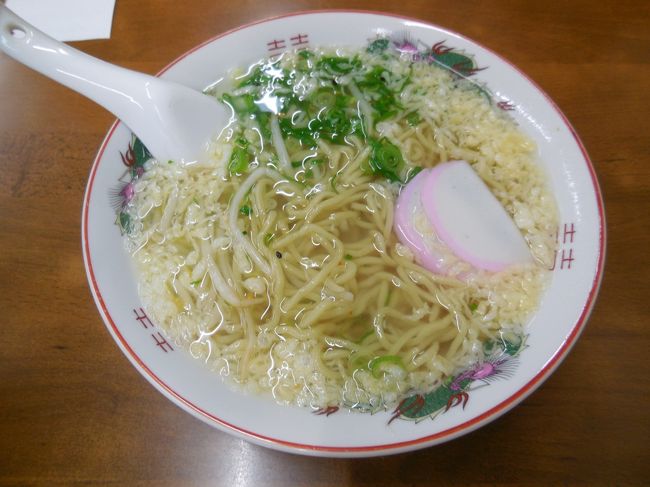 素ラーメンって知っていますか？関西風の薄い色のうどんスープに中華麺を入れた鳥取のオリジナル麺です。昭和の時代には鳥取市周辺で多くの料理店で提供されていたそうですが、平成に入りもっと脂っこくラーメンが好まれるようになり、徐々に提供されなくなりました。平成の終わりにはここの武蔵野屋食堂と鳥取市役所内の食堂で提供されるのみとなっていましたが、老朽化が激しかった鳥取市役所が2019年秋に移転して、その市役所内の食堂がなくなってしまいました。今となっては唯一残されることとなった素ラーメンを、武蔵屋食堂で堪能してきました。