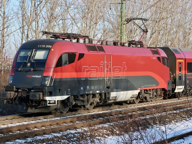 ウィーン中央駅からブダペスト東駅までOBB自慢のレイルジェットで移動しました。<br />1等よりも豪華なビジネスクラスは快適でした。