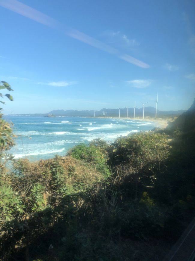 日本唯一定期運行している夜行列車のサンライズ<br />これに乗車したくて出雲大社に行くことにしました。<br />折角なのでもう少し足を延ばして石見銀山、下関、小倉、福岡を観光して飛行機で一気に東京へ帰ります。<br />------------------------------------------------------------------------<br />【日本海の旅】旅行記一覧<br />①0日目 夜行列車に揺られて<br />https://4travel.jp/travelogue/11596091<br />②1日目 境港ゲゲゲだらけ<br />https://4travel.jp/travelogue/11607815<br />③1日目 松江と出雲大社<br />https://4travel.jp/travelogue/11608560<br />④1・2日目 夕暮れの稲佐の浜<br />https://4travel.jp/travelogue/11608570<br />⑤2日目 世界遺産 石見銀山<br />https://4travel.jp/travelogue/11613824<br />⑥2日目 世界遺産カフェと日本海の眺め<br />https://4travel.jp/travelogue/11614780<br />⑦2日目 いよいよ九州上陸<br />https://4travel.jp/travelogue/11615083<br />⑧3日目 本州⇔九州行ったり来たり<br />https://4travel.jp/travelogue/11615717<br />⑨3日目 門司港レトロ地区【前編】<br />https://4travel.jp/travelogue/11618229<br />⑩3日目 門司港レトロ地区【後編】<br />https://4travel.jp/travelogue/11620763<br />⑪3・4日目 八幡製鉄所見学と福岡<br />https://4travel.jp/travelogue/11625840<br />⑫4日目 数十年ぶりの太宰府天満宮<br />https://4travel.jp/travelogue/11635333<br />⑬4日目 日本の歴史とキティちゃん<br />https://4travel.jp/travelogue/11635335<br />⑭5日目最終回 福岡散策<br />https://4travel.jp/travelogue/11647562