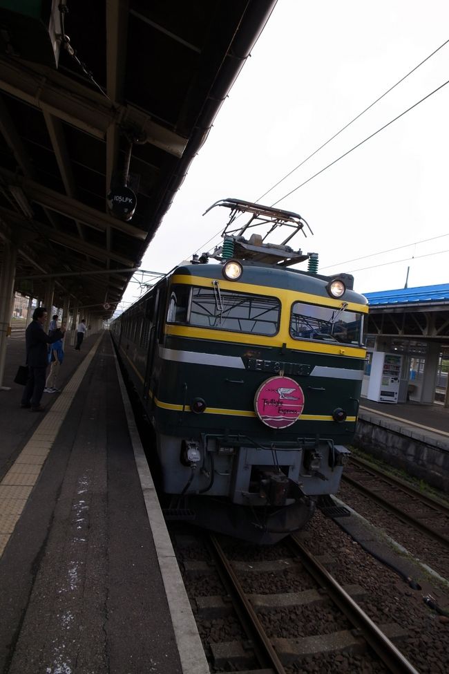 2015年3月に運行が終了してしまって、今になって貴重な体験であったと、9年前の出来事を記憶を頼りに書き留めます。<br /><br />当時は長野県の東信に住んでおり、しなの鉄道、信越本線で直江津まで行き、そこからトワイライトエクスプレスに乗車しました。<br /><br />大阪を昼前に出る列車は18時前に直江津を出るのですが、夕食時間もすぐであろうし、あまりゆっくりできないスケジュールであったと今になって思います。乗れただけで大満足だったのですが。<br /><br />新婚旅行を兼ねた北海道旅行。終着の札幌駅の駅のコンコースの時計と同じデザインのものを後日購入、現在でもリビングで時を刻んでおります。