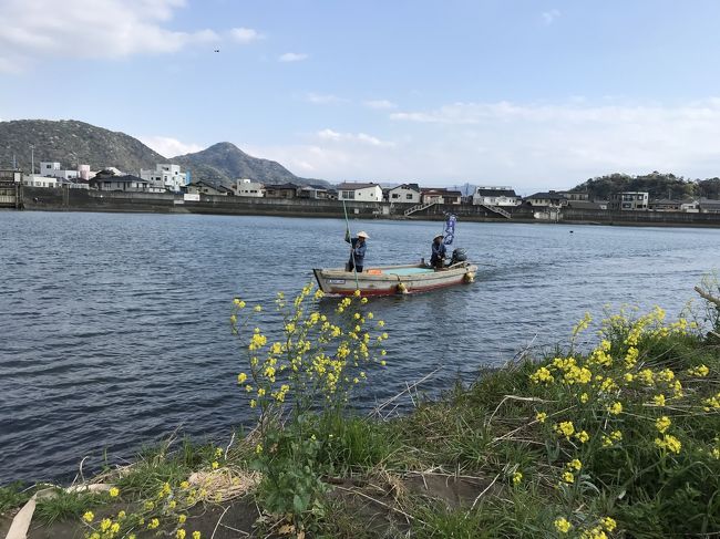 こんな時期だけど、ちょっと我慢の限界?・・・<br />もう勘弁して~<br /><br />700冊目の旅行記はちょっと決めていたんだけど・・、まだムリだな、と<br />サクッとこれアップしちゃいましょ<br /><br />集近閉(三密?)を外して<br />余った18きっぷ消化しようかな<br />日帰りでちょっと静岡方面<br /><br />東海道線をトコトコと三島へ<br />竹倉温泉というちょっと隠れ湯がある<br />錦昌館、いい宿日帰り温泉があったんだけど閉めてしまい<br />今や最後の一軒宿が残るのみ<br />この時期、温泉もあまりどうかな?でパス、次回に<br />三島では、あの揚げたて天ぷらの桃華軒ホームそばを<br /><br />そしてお次はお隣の沼津にいきましょ<br />ちょっと歩いて沼津港へ、こんな時期だけど全く閑散って感じではなかった<br />市場食堂でこれまた激安刺身ランチを見つけた<br /><br />帰りは市場横の狩野川の我入道渡しで、駅近くまで渡し舟クルーズ<br />なんだかんだで、久々にちょっとストレス発散デー<br /><br />
