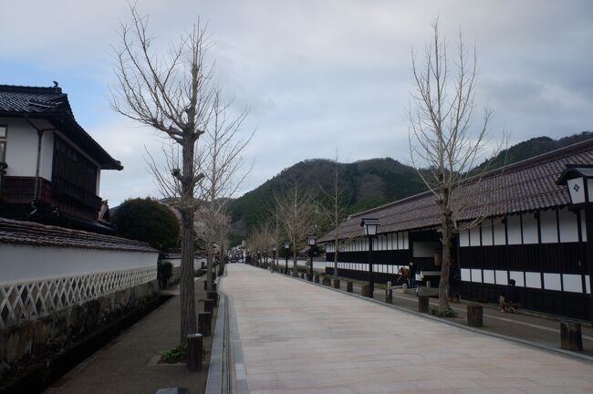 青春18きっぷで行く「山口&島根の旅」。元々は二週間前に山口県宇部市で開催される「くすのきカントリーマラソン」に出場してその前後で旅する予定だったのですが、コロナウィルス騒動で中止になったため、その代替となる旅です。元々予約していた宿を利用しての旅も考えたのですが、2月下旬に学校への休校要請が発表されたため、さすがにその時期の旅行はよろしくないなーと思い一旦延期。諸般の事情(青春18きっぷが5回分)もあり、実家に戻る(+プチ旅)のと今回の旅行とを行くかどうか自体迷っていたのですが、3月上旬位にちょっとだけ持ち直したと思い、両方合わせて実行を決断。<br /><br />一応、観光客少ないややマイナーなオープンエアのスポットを狙って、事前に施設自体が空いているかどうかもチェックして、体調管理、衛生管理も徹底して臨んだ旅でした。<br /><br />そして今回の旅で、全都道府県庁所在地宿泊の46番目のピース山口県山口市を埋めました。残るは群馬県前橋市だけです。<br /><br />ご存知の通り、例の魔の三連休でウィルス感染のニュースが毎日のように流れ、外出自粛要請も出され始めました。とはいっても、地元はいわゆる都市部ですが、普段いるのはいわゆる地方なので、そこまでは極端には気にしていなかったです。<br /><br />昔から基本的に、自粛とか嫌いだし、同調圧力とか苦手だし嫌いでした。自然災害などで世の中が暗くなると、そういう時こそ旅して、そのスポットにお金を落とすことで元気になれる、というコンセプトでした旅もあります。東日本震災以降特に顕著でした。<br /><br />でも一方で、都市部でウィルス感染者が増えている中、感染者のほとんど出ていないスポットに人が集中していることに対して、恐怖を感じている人も増えていることも最近知りました。特に医療設備の弱い離島辺りは心配という声も増えているみたいです。<br /><br />当分は海外旅行行くことは難しいので、暫くは普段からあまり行けない国内の離島とか僻地と思っていたのですが、離島医療云々の話を聞かされると、さすがに考えてしまいます。ネトウヨとか大の苦手で、旅して感染みたいなのをボロクソに言っているコメントを見ると正直気分も悪いのですが、でもそういった意見も全く的を得ていないとも思えないです。<br /><br />ざっくりですが、一万分の一くらいの確率だと思います、自身が感染するのは。自分自身が凶器になる可能性がある、なんて考えると気分的にあまり落ち着けません。この文章を書いている時点で報道されている感染者数と、日本の人口と、隠れ感染者から、なんとなくそれくらいだと。とはいっても、その万が一を考えると、どんなに注意をしても、気分的に落ち着けなくなってしまいます。実際に志村けんさんが亡くなったのは、今回の旅の最終日でした。<br /><br />私自身、メンタルは繊細ですが、身体的には比較的健康だと思っています。それは、適宜息抜きで旅することによって、心と体のバランスを上手くとっているんだと思います。<br /><br />一人の時間が長かったので、電車に揺られながら色々な事を考えました。ここまで葛藤を感じた旅もなかったです。別に誰かに何かを言われたわけではありません。心無い言葉を浴びさせられたわけでもありません。でも今までとは違った不安を抱えながら旅しても、楽しい気分になれないというのも事実です。<br /><br />この先、どうやって心と体のバランスをとっていけばいいのでしょうか。<br /><br />決定ではないですが、しばらくは今のスタイルの旅を休止するかもしれません。もしかしたらこれが、最後の旅行記になるかもしれません。もちろんそうはしたくないですし、そうならない世界になって欲しいですが。<br /><br />なので、元々は二部構成予定でしたが、四部構成にしました。<br /><br />3/28(土)<br />04:49 福井<br />05:30/05:35 敦賀<br />09:30/09:32 相生(←恒例 相生ダッシュ 笑)<br />10:38/10:49 岡山<br />11:48/12:12 福山(ダイヤ乱れによるスケジュール変更)<br />12:40/12:53 糸崎<br />14:49/15:03 宮島口<br />15:24/16:04 岩国<br />17:10/17:47 錦町<br />18:52/19:15 岩国<br />21:16/21:35 新山口<br />21:58 山口<br /><br />3/29(日)<br />14:02 山口<br />15:17/16:56 津和野<br />17:46/19:32 益田<br />22:37 松江<br /><br />3/30(月)<br />08:35 松江<br />09:00/09/03 安来<br />09:26 市立病院前<br />12:01 月山入口<br />12:36/12:44 安来<br />12:53/13:41 米子<br />15:54/15:55 新見<br />17:22/18:00 岡山<br />19:25/19:26 姫路<br />22:10/22:18 長浜<br />22:55/23:17 敦賀 特急しらさぎ65号<br />23:50 福井<br />