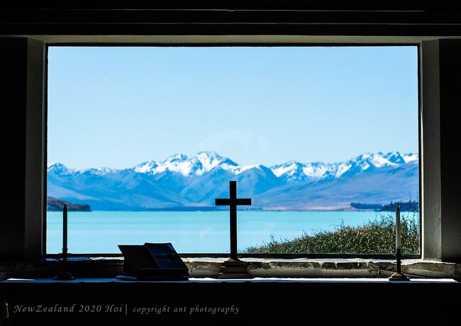 2019年夏<br />ランチを取りながら、Aにニュージーランドの旅の話をしていた。南半球のすばらしい星空が見えたというくだりでピクリ。行ったことないけど星空で有名な湖があるんだよ、と言うと早速テカポ湖を検索するA。次々と現れる投稿画像にカメラ女子のAが食いついてきた。<br />という訳で、今回の相方は海外2度目のアマチュアカメラマンA。<br />私の希望であるニュージーランド・オープン・ゴルフの観戦と、星空撮影を抱き合わせて計画を練る。来年2月、Aがめいっぱい休みを取っても10日間の旅。私としてはもったいないなと思いつつも仕方がない。<br /><br />ニュージーランド航空がちょうどセールをやっていた。（年に数回やるらしい）<br />日程のしばりがあるので恩恵を受けられたのは片道だけ。<br />しかしラッキーなことにエコノミー最前列の2人席を確保できた。しかも往復とも。<br />この座席指定料金が片道3,000円とはなんとも良心的！総額1人131,930円で予約した。<br />後はゆっくり宿を選んでバスを予約して...<br />2度目って、勝手がわかってるから楽だな～。<br /><br />2020/2/21　成田～　　機中泊<br /><br />2020/2/22　～ オークランド ～ クライストチャーチ　　1泊<br /><br />2019/2/23　クライストチャーチ（バス） ～ テカポ湖　　3泊<br /><br />2020/2/26　テカポ湖（バス） ～ アロータウン　　3泊<br /><br />2020/2/29　アロータウン（バス） ～ クイーンズタウン ～ オークランド　　1泊<br /><br />2020/3/1　  オークランド ～ 成田