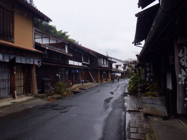 三重県の津から3時間半かけて岐阜県の多治見にたどり着き、この日は「そして、そして、「ホテル ルートイン 多治見インター」に宿泊しました。一泊朝食付きで1万円ほどで、部屋は普通に設備が整っていましたし、wi-fi も良くて繋がりました。なにより大浴場が温泉でとても気持ち良かったです。朝食はメニューも豊富で串カツが美味しかったです。また泊まってもいいなと思いました。　　<br /><br />「ホテル ルートイン 多治見インター」から車で40分ほどで午前9時ころに「道の駅らっせいみさと」に着きました。農産物の直売所は土日のみ8時半からの営業ということで、金曜なのでこの日はやっていませんでした。お蕎麦屋さんは10時から営業ということで、まだちょっと早いので先に進みました。<br /><br />「道の駅らっせいみさと」から車で40分ほどで10時ころに「馬籠宿」に着きました。坂の上と坂の下に無料の駐車場がありました。坂の下の駐車場に車を止めて観光を始めました。900m の石畳の坂を往復するのですが、上りより下りの方が街並みが開けていてきれいでした。映画のセットの中を歩いているようでとても風情がありました。中山道を旅している気分が味わえました。<br /><br />「馬籠宿」から車で10分ほどで、馬籠宿と妻籠宿の間にある「道の駅きりら坂下」に到着しました。特産品はお蕎麦のようでした。直売所もありましたが、隣に大きなショッピングセンターが併設されていて地元の人はそちらの中にあるスーパーで食材を買っているようでした。wi-fi は繋がりました。<br /><br />「道の駅きりら坂下」から車で5分ほどで「道の駅 賤母」に到着しました。wi-fi は通じました。宿場風の風情のある道の駅でした。中のお店はお土産屋さんという感じで地元の野菜はあまり売っていませんでしたので、外観だけ眺めて先に進みました。<br /><br />「道の駅 賤母」から車で30分ほどで「妻籠宿」に到着しました。「馬籠宿」と違い駐車場が有料でしたが、料金を支払うと地図をくれたので、この地図を見ながら歩き始めました。途中、地図に印がある「熊谷家住宅」という家に入ってる人がいたので、中に入ってみると昔の住宅の中の様子が展示されていて博物館のようになっていました。「馬籠宿」とは違い比較的平坦な道の両脇に昔ながらの宿場の風景が続いていました。本陣を通り過ぎると、郵便局があり、郵便局の中もちょっとした展示があったりと、町全体が博物館のようになっていました。さらに先に進むと、昔、泊ったことのある松代屋さんがあり、とても懐かしかったです。その先に進むと、道を直角に曲げた「桝形」などもあり、最後まで楽しく歩くことができました。<br /><br /><br /><br /><br /><br /><br />