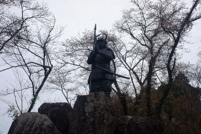 青春18きっぷで行く「山口&島根の旅」。元々は二週間前に山口県宇部市で開催される「くすのきカントリーマラソン」に出場してその前後で旅する予定だったのですが、コロナウィルス騒動で中止になったため、その代替となる旅です。元々予約していた宿を利用しての旅も考えたのですが、2月下旬に学校への休校要請が発表されたため、さすがにその時期の旅行はよろしくないなーと思い一旦延期。諸般の事情(青春18きっぷが5回分)もあり、実家に戻る(+プチ旅)のと今回の旅行とを行くかどうか自体迷っていたのですが、3月上旬位にちょっとだけ持ち直したと思い、両方合わせて実行を決断。<br /><br />一応、観光客少ないややマイナーなオープンエアのスポットを狙って、事前に施設自体が空いているかどうかもチェックして、体調管理、衛生管理も徹底して臨んだ旅でした。<br /><br />そして今回の旅で、全都道府県庁所在地宿泊の46番目のピース山口県山口市を埋めました。残るは群馬県前橋市だけです。<br /><br />ご存知の通り、例の魔の三連休でウィルス感染のニュースが毎日のように流れ、外出自粛要請も出され始めました。とはいっても、地元はいわゆる都市部ですが、普段いるのはいわゆる地方なので、そこまでは極端には気にしていなかったです。<br /><br />昔から基本的に、自粛とか嫌いだし、同調圧力とか苦手だし嫌いでした。自然災害などで世の中が暗くなると、そういう時こそ旅して、そのスポットにお金を落とすことで元気になれる、というコンセプトでした旅もあります。東日本震災以降特に顕著でした。<br /><br />でも一方で、都市部でウィルス感染者が増えている中、感染者のほとんど出ていないスポットに人が集中していることに対して、恐怖を感じている人も増えていることも最近知りました。特に医療設備の弱い離島辺りは心配という声も増えているみたいです。<br /><br />当分は海外旅行行くことは難しいので、暫くは普段からあまり行けない国内の離島とか僻地と思っていたのですが、離島医療云々の話を聞かされると、さすがに考えてしまいます。ネトウヨとか大の苦手で、旅して感染みたいなのをボロクソに言っているコメントを見ると正直気分も悪いのですが、でもそういった意見も全く的を得ていないとも思えないです。<br /><br />ざっくりですが、一万分の一くらいの確率だと思います、自身が感染するのは。自分自身が凶器になる可能性がある、なんて考えると気分的にあまり落ち着けません。この文章を書いている時点で報道されている感染者数と、日本の人口と、隠れ感染者から、なんとなくそれくらいだと。とはいっても、その万が一を考えると、どんなに注意をしても、気分的に落ち着けなくなってしまいます。実際に志村けんさんが亡くなったのは、今回の旅の最終日でした。<br /><br />私自身、メンタルは繊細ですが、身体的には比較的健康だと思っています。それは、適宜息抜きで旅することによって、心と体のバランスを上手くとっているんだと思います。<br /><br />一人の時間が長かったので、電車に揺られながら色々な事を考えました。ここまで葛藤を感じた旅もなかったです。別に誰かに何かを言われたわけではありません。心無い言葉を浴びさせられたわけでもありません。でも今までとは違った不安を抱えながら旅しても、楽しい気分になれないというのも事実です。<br /><br />この先、どうやって心と体のバランスをとっていけばいいのでしょうか。<br /><br />決定ではないですが、しばらくは今のスタイルの旅を休止するかもしれません。もしかしたらこれが、最後の旅行記になるかもしれません。もちろんそうはしたくないですし、そうならない世界になって欲しいですが。<br /><br />なので、元々は二部構成予定でしたが、四部構成にしました。<br /><br />3/28(土)<br />04:49 福井<br />05:30/05:35 敦賀<br />09:30/09:32 相生(←恒例 相生ダッシュ 笑)<br />10:38/10:49 岡山<br />11:48/12:12 福山(ダイヤ乱れによるスケジュール変更)<br />12:40/12:53 糸崎<br />14:49/15:03 宮島口<br />15:24/16:04 岩国<br />17:10/17:47 錦町<br />18:52/19:15 岩国<br />21:16/21:35 新山口<br />21:58 山口<br /><br />3/29(日)<br />14:02 山口<br />15:17/16:56 津和野<br />17:46/19:32 益田<br />22:37 松江<br /><br />3/30(月)<br />08:35 松江<br />09:00/09/03 安来<br />09:26 市立病院前<br />12:01 月山入口<br />12:36/12:44 安来<br />12:53/13:41 米子<br />15:54/15:55 新見<br />17:22/18:00 岡山<br />19:25/19:26 姫路<br />22:10/22:18 長浜<br />22:55/23:17 敦賀 特急しらさぎ65号<br />23:50 福井<br />