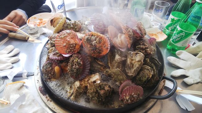 2010年2月の旅日記。まだこんな状態になる前の出来事です。<br /><br />海の幸が美味しい釜山の加徳島で牡蠣焼きに挑戦しました。プリプリで鮮度抜群、これは美味しい！お酒もすすみ、みんなで楽しく食べました。<br /><br />夕方にはチャガルチに戻り行きつけのコプチャンで二次会。たらふく食べた後はチャイナタウンに移動し三次会。焼き餃子に串焼き、すでにお腹パンパンの状態で、中央洞に少し歩き四次会。ここでは揚げ餃子とチョッパルを無理矢理お腹に詰め込みタイムアップ！<br /><br />ホテルに戻るとお腹ピーピーで、なかなか寝付けず大変でしたが、良き思い出です。<br /><br />異国の地でテンション上がりますが、食べ過ぎ飲みすぎにはご注意を！！