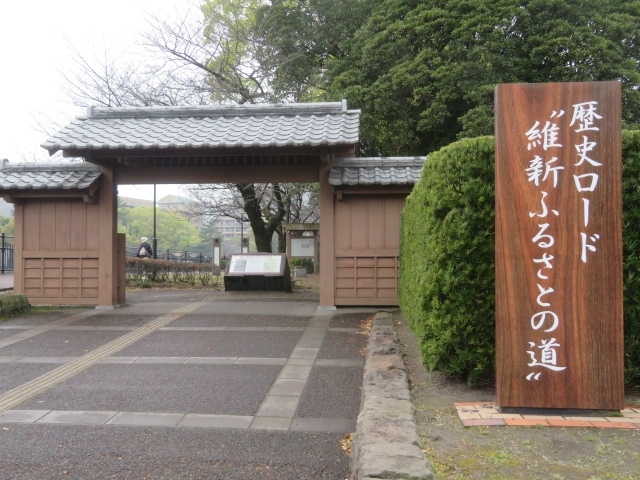 天文館のいづろ通りにある東横イン鹿児島天文館Ⅱに宿泊して翌日はいづろ通りを歩いて甲突川に架かる高見橋際にある大久保利通銅像を見て公園内を散策、甲突川沿いの遊歩道、歴史ロード・維新ふるさとの道を歩きました。<br /><br />維新ふるさと館に入館して見学をしてから歴史ロード・維新ふるさとの道を歩いて二つ家と呼ばれる住居を見て西郷隆盛生誕地付近を散策して甲突川に架かる高麗橋を渡って観光交流センターに入りました、建物内を見てから井研公園に入りました、井研公園からナポリ通りを歩いて鹿児島中央駅前に、イオンや駅構内を見て駅に隣接するバスチカにある鹿児島鮨舗・喜鶴寿司で食事をしてから日豊本線を利用して国分駅に、駅前から鹿児島交通の路線バスを利用して鹿児島空港に行きました。