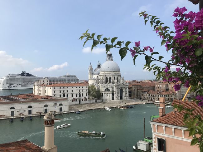 「水の都」と呼ばれる美しい街、イタリアのベネチア。車が通ることのない島では、街をめぐる運河を交通手段として利用します。<br />水上タクシーやゴンドラが街の風景に溶け込み、美しい街の風景を演出してくれます。<br />2泊3日の滞在でしたが、十分観光スポットを楽しみ尽くせる程の時間を過ごすことが出来ました。