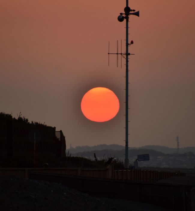 2020年4月8日は暦の上で満月。今回は特にスーパームーン。距離が最短であることから大きく見えるはず。<br />9日早朝にいつもの撮影ポイントヘッドランドに出向いてみました。