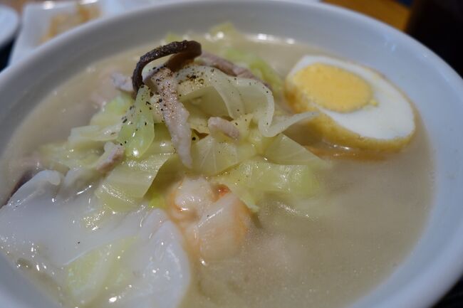 お昼ごはんには、一度熊本で食してみたいと思ふておった品を目指します。お城の近所で探してみますと、こちらの紅蘭亭ってぇところが良いかしら?