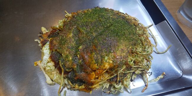 少し前の話。<br />広島に宿泊して翌朝は仕事が休みだ。<br />前夜も結構飲み食いしたが、それでも朝はしっかり起きられる体質で朝食を食べに出よう。<br /><br />宿泊先は平和公園の近くだが、八丁堀方面に向かいアーケードに入って朝から営業している店を探す。<br />立ち食いそばでもあればと思ったが、見当たらない。<br /><br />本通り方面に向かってゆくと見慣れた看板が。<br />牛めしチェーンの「松屋」だ。<br />店に入って朝定食を券売機で購入する。<br /><br />何種かの朝定食の中から焼魚朝食を注文。<br />選べる小鉢はミニ牛皿を選択した。<br />そしてせっかく休みだから生ビールも注文した。<br /><br />ビールも含めて全て同じ盆に乗ってきた。<br />まずは生ビールを飲んで人心地つく。<br />鮭や漬物を軽くつつきながらビールを飲む。<br /><br />牛皿はご飯に乗せる。<br />七味をかけて紅しょうがをのせる。<br />ビールを飲み終えて即席牛丼を食べる。<br /><br />鮭も残っているからビールをお代わりしようとも思ったが、朝だから止めよう。<br />朝から一人飲みの朝食に満足してホテルに戻る。<br /><br />少し休んでロビーで待ち合わせ。<br />お好み焼きの人気店へ車で向かう。<br />広島風お好み焼きの超人気店「八昌」。<br /><br />八昌は赤のれんと青のれんがあり、赤のれんは何度も行ったことがあるが、青のれんは初めて。<br />時間が早かったので並ばずに入れた。<br /><br />テーブルに座ってメニューを見ると生ビールがある。<br />運転手には失礼してビールを注文。<br />ビールは冷えていて美味しい。<br />お好み焼きは焼いて出てくるスタイルだから、出てくる前に一杯飲み終わってしまった。<br /><br />お好み焼きがでてきて生ビールをお代わり!<br />思ったよりボリュームがあるお好み焼きは期待通り美味しい。<br />ビールにも良く合う。<br /><br />食べログ100名店にも選ばれる人気店の味は期待通り美味しかった。<br />帰路のサービスエリアでは、お土産は買ったがさすがに何も入らない。<br />食べ過ぎ飲み過ぎの旅行だったが大満足!
