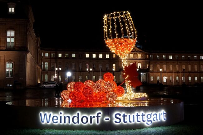 2019年12月11日(水)<br /><br />旅の10日目、ストラスブールを後にして、シュトゥットガルトに移動しました。<br /><br />予約したICEがキャンセルされ、FlixBusでカールスルーエまで行くつもりでしたが、都市部周辺の道路渋滞の様子がニュースで流れました。<br />こりゃ、ヤバいぞ~!<br /><br />急きょ、ドイツ国鉄のアプリで電車を検索して予約。<br />オッフェンブルク、カールスルーエで乗り換えて、シュトゥットガルトにやって来ました。<br /><br />早速、クリスマス・マーケットに繰り出します。<br />世界最大規模と言われているマーケット、でも、ほかの街とそう変わらないんだろうなぁ、な~んて、正直思っていました。<br /><br />ところがどっこい、屋台の飾り付けが凝っていて、楽しい、楽しい!<br />どうやら、飾り付けのコンテストが行われるらしく、どの屋台も気合が入っています。<br /><br />マーケットは宮殿広場の前から、シラー広場、マルクト広場へと屋台が続き、それぞれに工夫が凝らされた飾り付けを眺めながら、飽きずに周りました!<br /><br />遅~い昼食を食べ終わって外に出ると、辺りはすっかり暗くなっていました。<br />あいにく小雨まじりの天気だったので、夜のマーケット巡りは諦め、宮殿広場のイルミネーションを楽しんでホテルに戻りました。<br /><br />* * * * * * * * * *<br /><br />12/2:羽田~フランクフルト(フランクフルト泊)<br />12/3:フランクフルト~ブリュッセル、ゲント(ブリュッセル泊)<br />12/4:ブリュッセル~ケルン、カイザースヴェルト、デュッセルドルフ(ケルン泊)<br />12/5:ケルン~フライブルク(フライブルク泊)<br />12/6:フライブルク~リボーヴィレ、リクヴィル(リボーヴィレ2泊)<br />12/7:リボーヴィレ<br />12/8:リボーヴィレ~コルマール(コルマール泊)<br />12/9:コルマール~ストラスブール(ストラスブール2泊)<br />12/10:ストラスブール、ゲンゲンバッハ<br />12/11:ストラスブール~シュトゥットガルト(シュトゥットガルト2泊)★<br />12/12:エスリンゲン、ルートヴィヒスブルク、シュトゥットガルト<br />12/13:シュトゥットガルト~マインツ(マインツ泊)<br />12/14-12/15:ヴィースバーデン、マインツ、フランクフルト~羽田