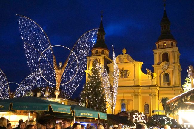 2019年12月12日（木）<br /><br />旅の11日目、この日は3つのクリスマス・マーケットを訪れました。<br />まず、エスリンゲンのマーケットを満喫。<br />ホテルで一休みして、夕方、「ルートヴィヒスブルク」のマーケットへ。<br /><br />駅から続く通りの街灯が、天使のイルミネーション！<br />テンション、上がります。（^^）<br /><br />ショッピングセンターを抜けると、屋台の並ぶ短い路地の奥に教会が見えました。<br />雰囲気は悪くないけれど、こんなもんかな…。<br />だいたい、ルートヴィヒスブルクのクリスマス・マーケットって聞いたことがないし。<br /><br />な～んて思いながら、教会の脇を抜けた所で目を奪われました。<br />えぇぇぇ～～～、天使が広場を見下ろしている！！！<br /><br />そうなんです、羽を広げた大きな天使のイルミネーションが、広場の中心部を囲むようにいくつも立っていました♪<br /><br />ウキウキと屋台を覗きながら何度も天使を見上げ、大満足のルートヴィヒスブルクの行きとなりました。<br /><br />シュトゥットガルトに戻って、さて夕食と思ったら、目的のレストランが見つからない…。<br />おまけに、夜のマーケットは前日と打って変わってもの凄い人出。（*o*）<br />やっとのことで、屋台で食料を調達しました。<br /><br />* * * * * * * * * *<br /><br />12／2：羽田～フランクフルト（フランクフルト泊）<br />12／3：フランクフルト～ブリュッセル、ゲント（ブリュッセル泊）<br />12／4：ブリュッセル～ケルン、カイザースヴェルト、デュッセルドルフ（ケルン泊）<br />12／5：ケルン～フライブルク（フライブルク泊）<br />12／6：フライブルク～リボーヴィレ、リクヴィル（リボーヴィレ2泊）<br />12／7：リボーヴィレ<br />12／8：リボーヴィレ～コルマール（コルマール泊）<br />12／9：コルマール～ストラスブール（ストラスブール2泊）<br />12／10：ストラスブール、ゲンゲンバッハ<br />12／11：ストラスブール～シュトゥットガルト（シュトゥットガルト2泊）<br />12／12：エスリンゲン、ルートヴィヒスブルク、シュトゥットガルト★<br />12／13：シュトゥットガルト～マインツ（マインツ泊）<br />12／14－12／15：ヴィースバーデン、マインツ、フランクフルト～羽田