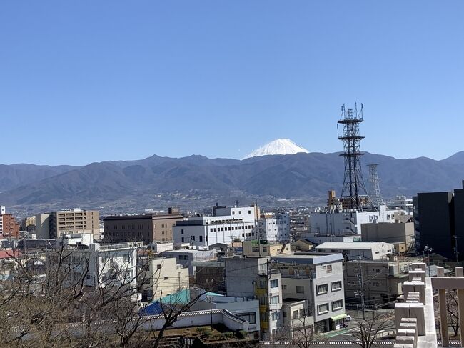 3月の連休は、本来ならば海外へと旅行する予定にしていたのですが、コロナウィルスの影響によりキャンセルとなりまして、どこに行こうかと考えておりました。その際、ふと甲府の昇仙峡へ行った旅行記が目に留まり、「ここ楽しそう」と思いました。<br />そいえば、甲府はまだ行ったことがなかったなあと思い出し、一気に今回の旅行計画が具体化してきました。そして、地図を眺めていると、身延線が目に入り、身延山久遠寺や静岡市の定期観光バスが気になっていたことから、行けるなら両方行きたいと思い、今回の旅行計画が具体的になりました。<br /> 行程は2泊3日。1日目は大阪から羽田経由で甲府へと移動し、甲府市内を観光して1泊。2日目は朝から昇仙峡へと行き、昼頃戻って身延線で身延山久遠寺へ。身延山久遠寺を訪問した後、静岡駅まで移動し、静岡市内で1泊。3日目は早朝に静岡市内を徘徊した後、定期観光バスに乗車し、静岡市内を観光した後、新幹線で大阪へと戻るという行程です。<br /> このようにあちこち行ったこともあり、旅行記は4回に分けて紹介したく、今回は1日目の移動~甲府市内観光のご紹介をしたいと思います。甲府といえば武田信玄で、地域としては大事にしていることがわかる反面、武田家が滅亡してしまっている関係上、なかなか拡がりは難しいよね、と感じました。<br /> あと、甲府盆地は自動車が欲しいですね。移動手段が限られるのは非常にキツかったです。<br />