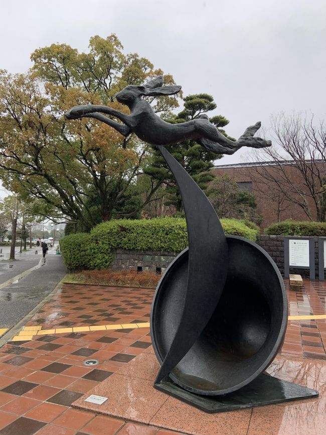 　前々から太宰府天満宮へは行ってみたいことがありまして、どうせ行くなら2月の梅の季節に行こうと思い、今回の旅行を計画しました。余った時間は福岡市内の観光を行う予定でしたが、新型コロナウィルスの影響で多くの観光施設が閉館していることや、当日は雨降りで大変だったこともあり、途中で予定を変更し、一日目は午前は大宰府、午後は福岡市内観光にして、二日目は別府へ行きました。別府は前回素通りし、そういえば別府の「地獄めぐり」をしていなかったなあということで、観光の定番ですが「地獄めぐり」をしてきました。<br />　行程は一泊二日。土曜日の朝に伊丹空港から福岡空港へ行き、路線バスで大宰府へ行きました。大宰府観光をした後、福岡市内へ行って、福岡市内を少し観光しました。二日目は、博多駅から高速バスで別府へ行き、定番の「地獄めぐり」をした後、大分空港から大阪へ帰るというものです。<br />　旅行記は3回にわけてご紹介し、今回は一日目午後の福岡市内に訪問した場所をご紹介したいと思います。新型コロナウィルスの影響により、福岡市内の多くの観光施設が閉鎖されていたので、あまり観光を楽しめなかったのが残念です。このあたりもまた今度という事で。<br />