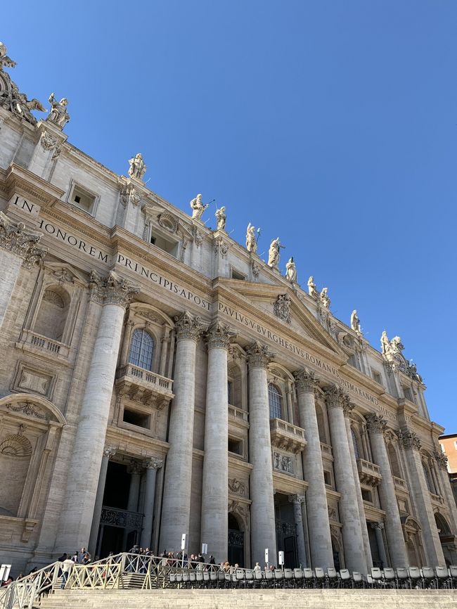 半年前から計画していた今回のイタリア旅行。<br />旅の最大の目的は、ベネチアのカーニバル。<br />2月18日羽田空港発 ANAでフランクフルト乗り換え ミラノ2泊<br />2月20日ミラノ発 イタロでヴェローナ観光後 ベネチア2泊<br />2月22日ベネチア発 イタロでフィレンツェへ フィレンツェ4泊<br />2月23日ピサの斜塔観光後、ヴィアレッジョのカーニバルへ<br />2月26日フィレンツェ発 イタロでローマへ ローマ3泊<br />2月29日ローマ発 シンガポール航空にてシンガポールへ 半日観光<br />3月1日夜 羽田空港着