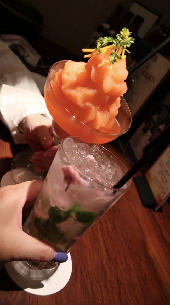 何度でも見たい京都の桜(*´▽`*)<br />足繁く通っている京都ですが、1年のうちで街が<br />最も華やかな季節♪───O(≧∇≦)O────♪<br />ここ最近、桜の時期と紅葉の時期にMちゃんと<br />京都に行くのが定番で去年の11月末にホテルを予約☆<br />ですが、今年はいつもとは違う春になっていしまいました、、、<br />コロナウィルスという見えない敵に悩まされる日々(涙)<br />そんな中、行ってもいいだろうか?という気持ちもありましたが、<br />マスク、除菌シート、除菌スプレーなど出来る限りの準備をして<br />行ってきました!<br /><br /><br />この旅行記はコチラの続きです☆★☆<br />2020年4月 美酒美食桜に酔いしれて♪①~「神泉苑」~「二条城」でお花見~「京 上賀茂 御料理秋山」で至福時間♪~<br />https://4travel.jp/travelogue/11609828