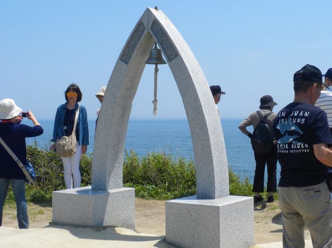 1泊2日で房総半島南部を一周し、10の絶景を見るというバスツアーに参加しました。<br />国内は極力個人旅行で行きたいんですが、交通の便の悪い場所を効率よく観光するにはバスツアーは便利ですね。<br />ここでは2日目の記録です。<br /><br />初日 2017/5/20(土)<br />アクアライン →海ほたるPA →鋸山・日本寺 →大山千枚田 →赤山地下壕 →原岡海岸 →房総白浜ホテル泊<br /><br />2日目 5/21(日)<br />野島埼灯台 →仁右衛門島 →鵜原理想郷 →御宿の「白鳥丸水産」でランチ →鹿野山九十九谷展望公園