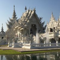 タイ旅行４日目：チェンライで緑のお寺・黒い家・花の離宮そして白いお寺